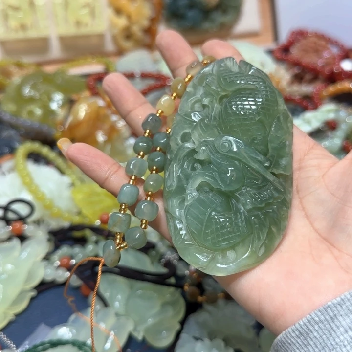 未镶嵌蛇纹石玉吊坠
