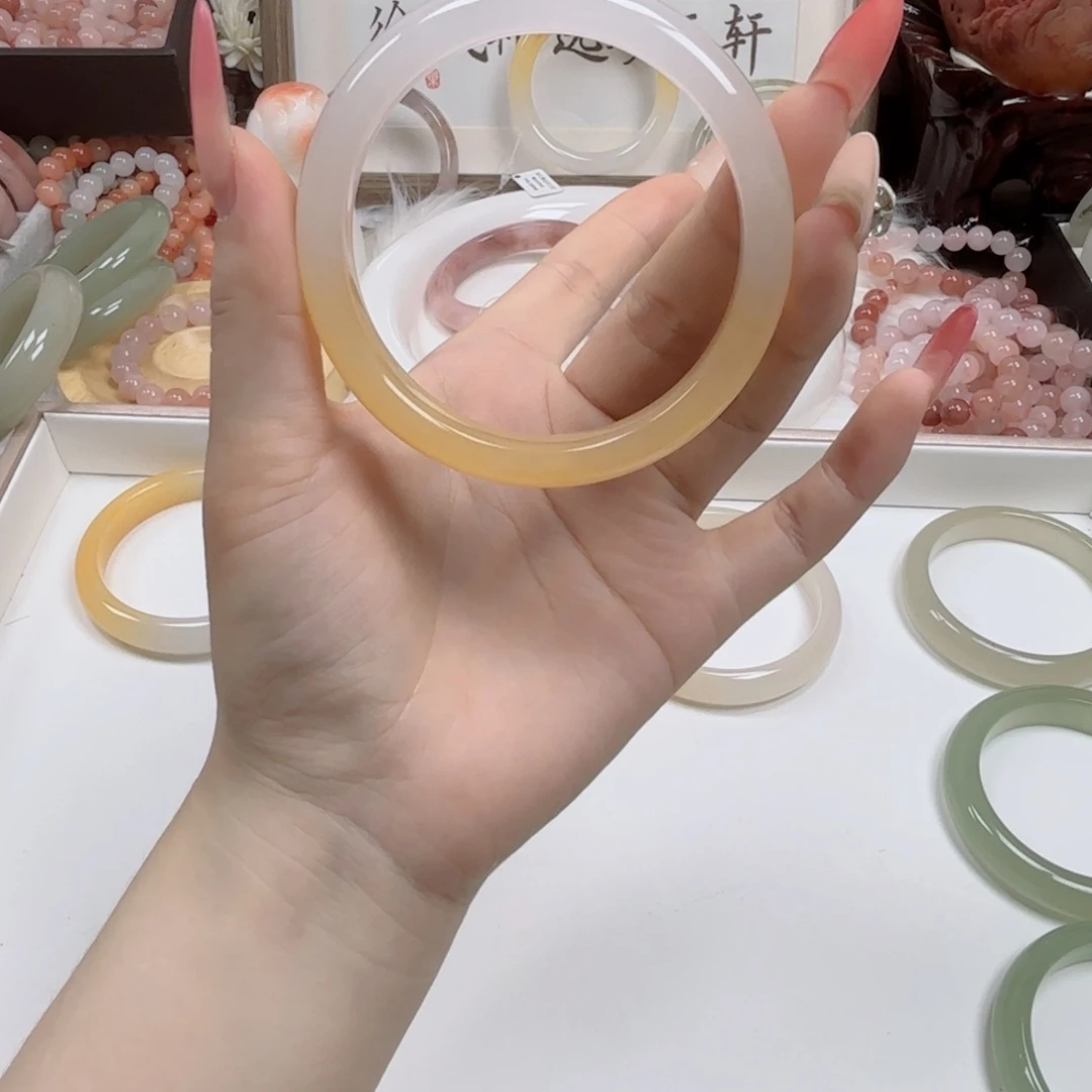 是***女未镶嵌手镯石英质玉