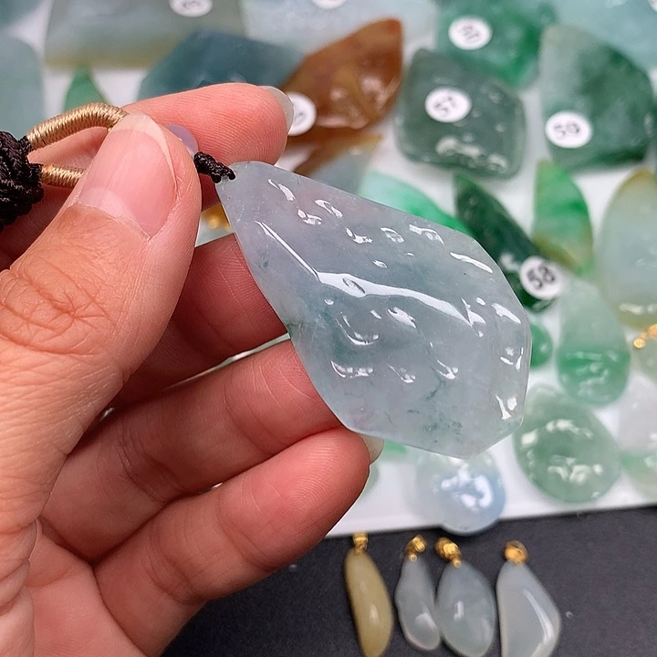 翡翠未镶嵌颈饰随型