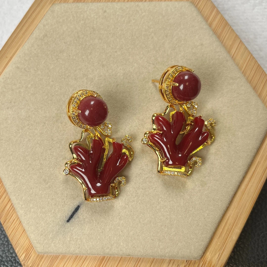 1028深牛红色啊咔原支耳钉