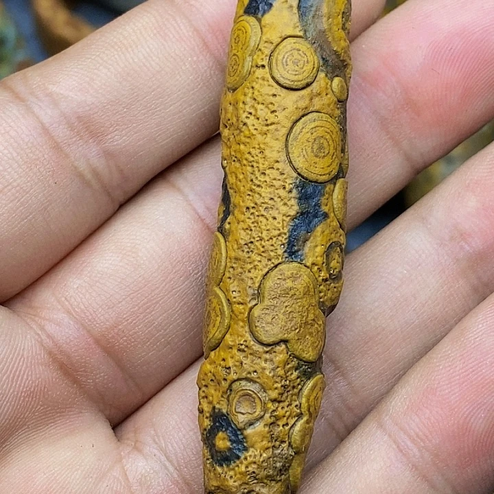 岳**饰石头珠子是真的