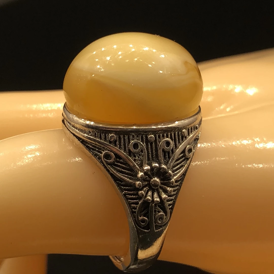 蜜糖色 天然蜜蜡银戒指。