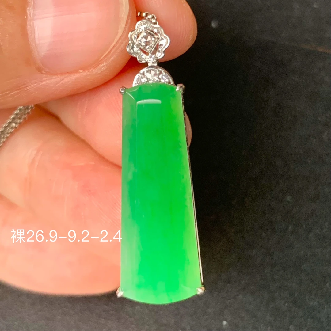 冰阳无事牌翡翠吊坠 色彩鲜亮 冰润透亮 精致镶嵌