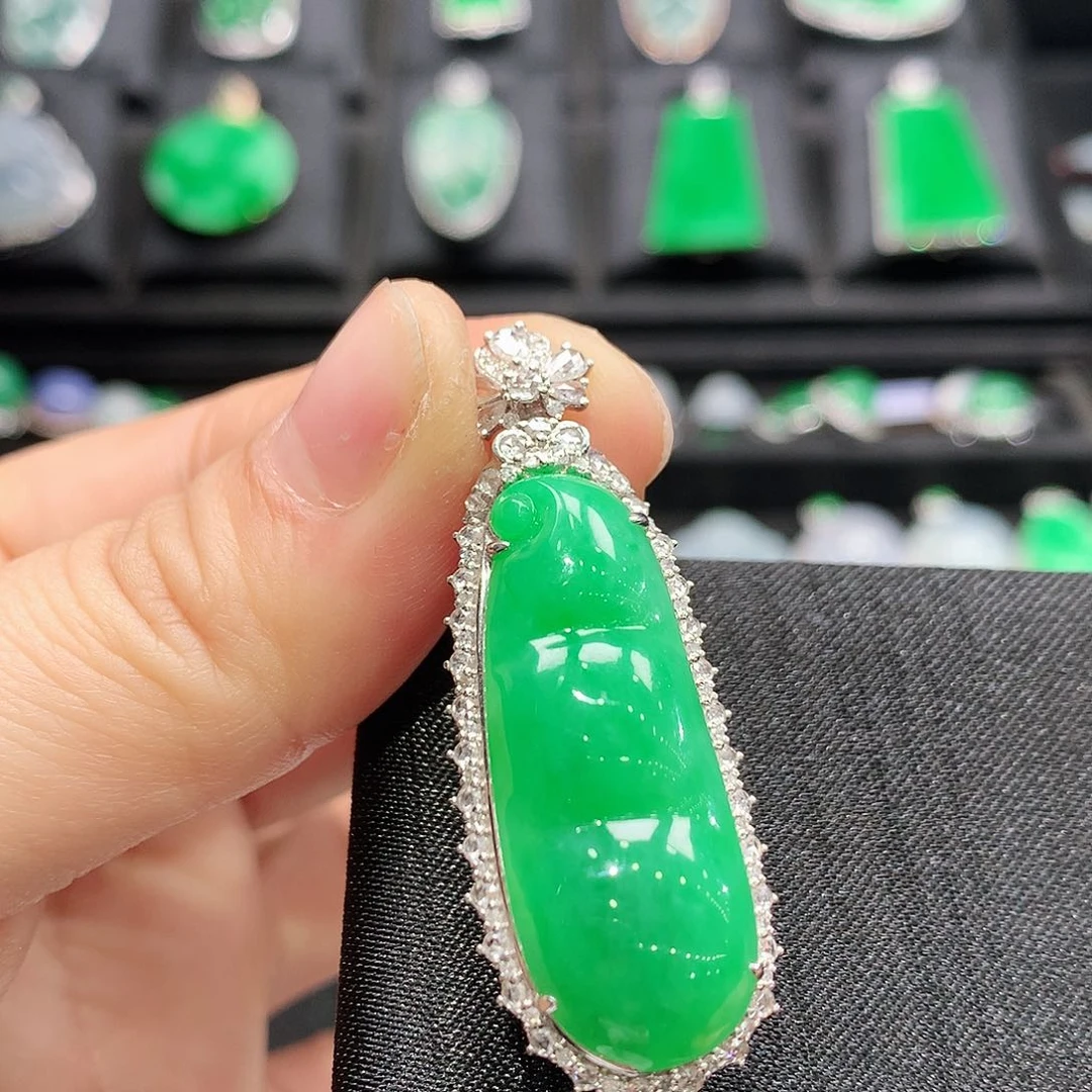 翡翠颈饰18K金镶嵌福豆