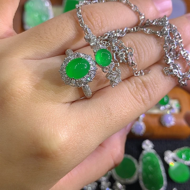 翡翠18K金镶嵌颈饰蛋面