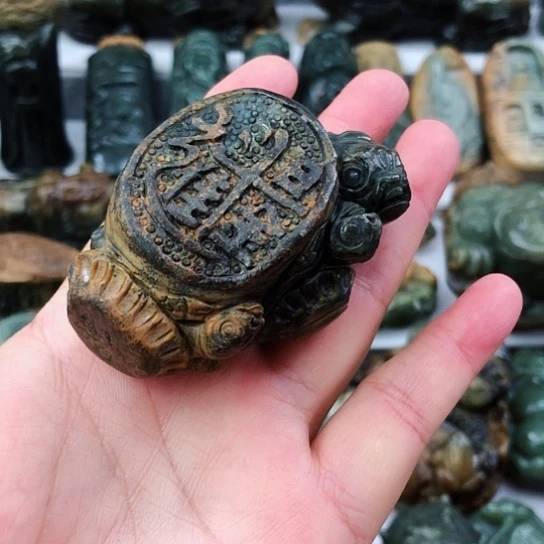 未镶嵌岫岩河磨玉（透闪石质玉）把件