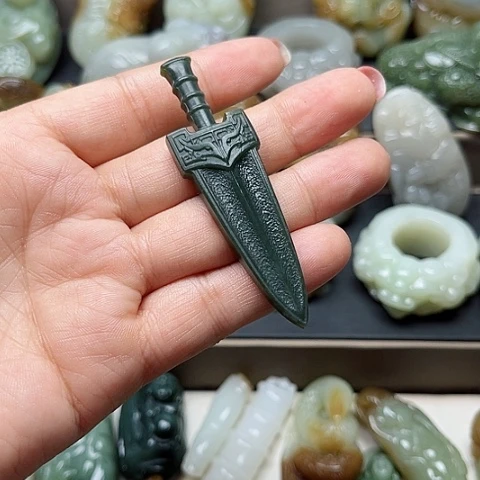 和田玉未镶嵌颈饰龍**神