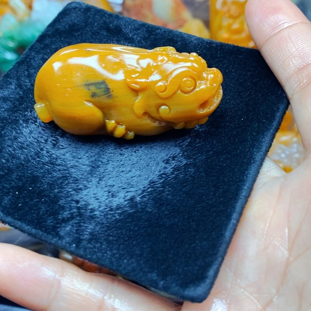 未镶嵌石英质玉（黄龙玉）颈饰