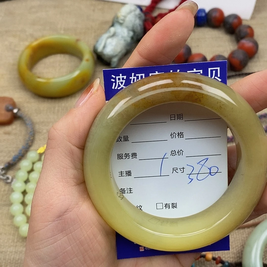 蛇纹石玉手镯未镶嵌清***?