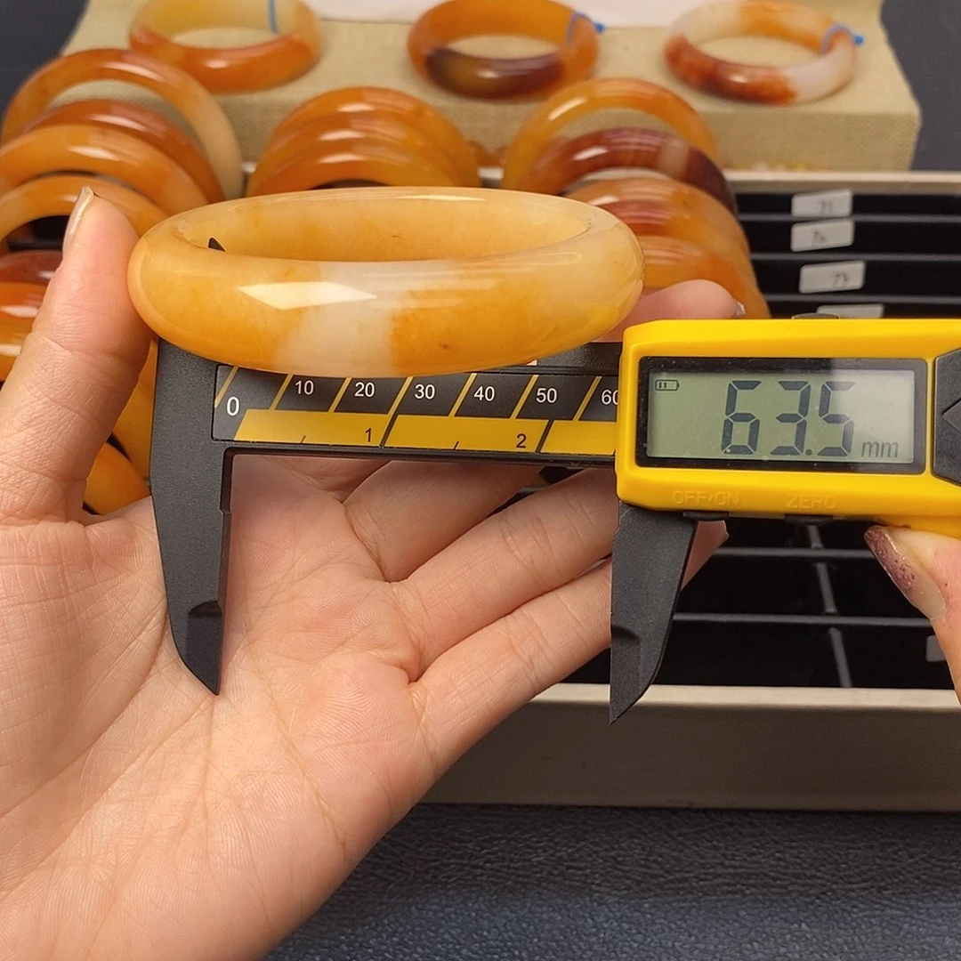 未镶嵌石英质玉（黄龙玉）手镯68号