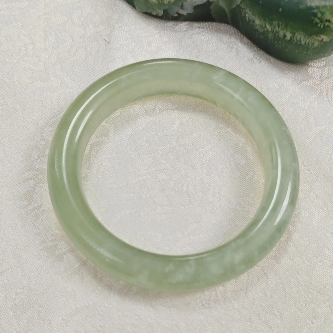 岫玉冰透飘花手镯/NYXF-XYSZ-1（多样性发货）