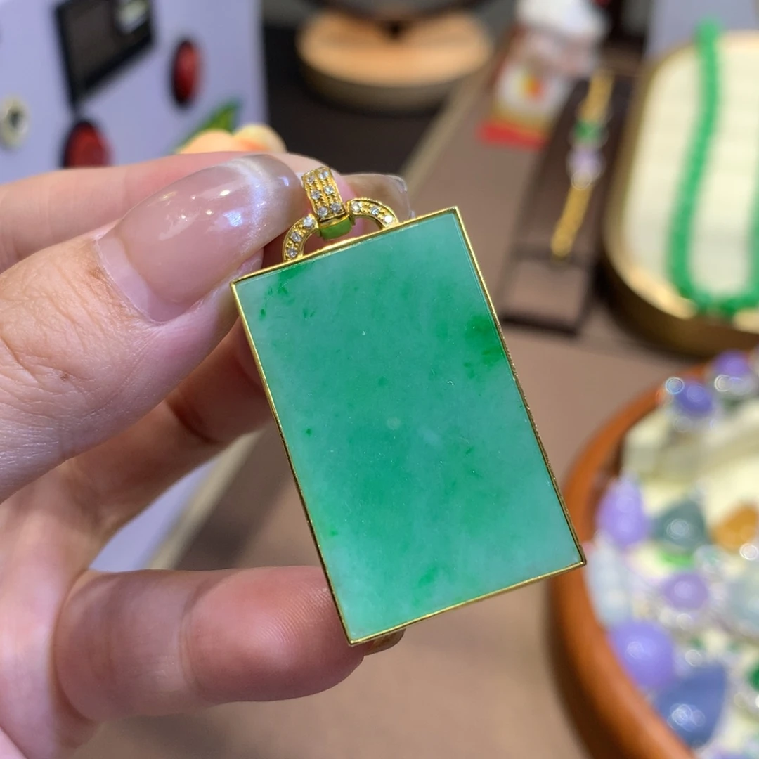 翡翠18K金镶嵌颈饰