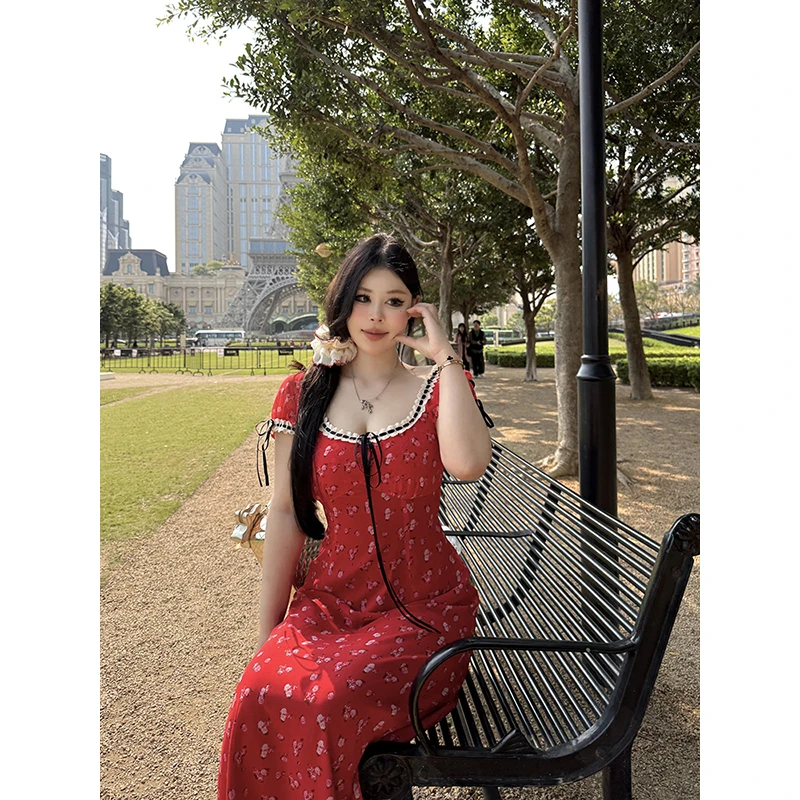 黑泽玄七“花漾红鸾裙”夏日显瘦约会方领红石榴碎花抽绳度假连衣裙