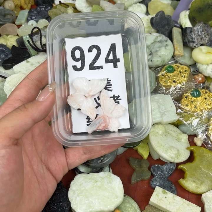 蛇纹石玉足银镀金镶嵌颈饰