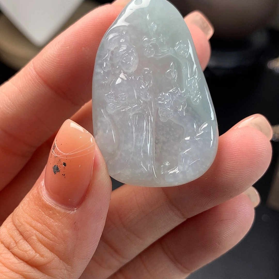 翡翠未镶嵌颈饰仕女图