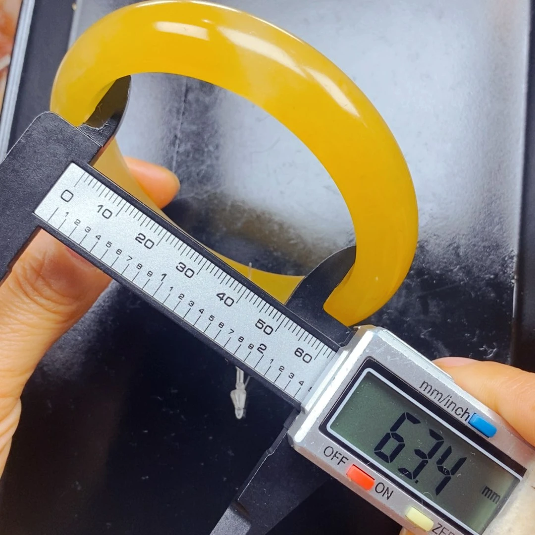 石英质玉（黄龙玉）未镶嵌颈饰