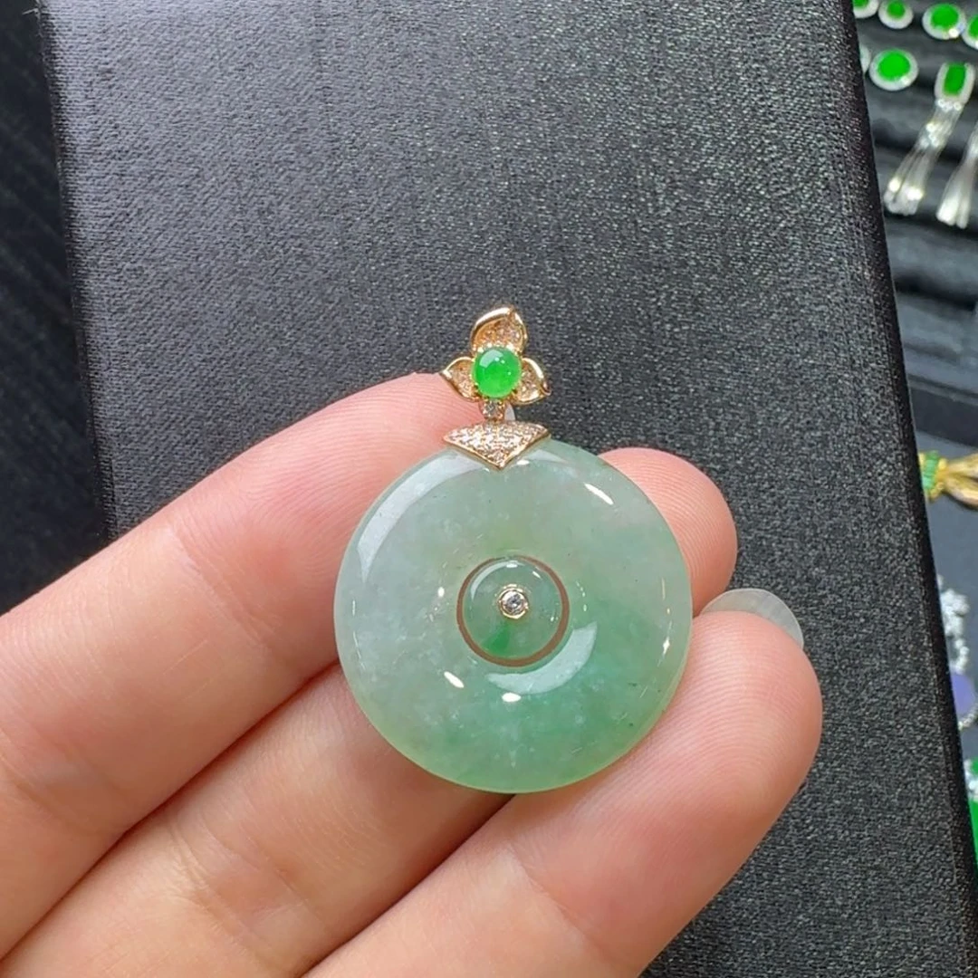 颈饰18K金镶嵌翡翠