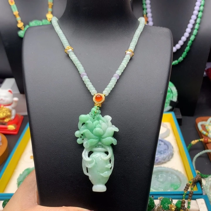 翡翠未镶嵌颈饰翡翠花瓶