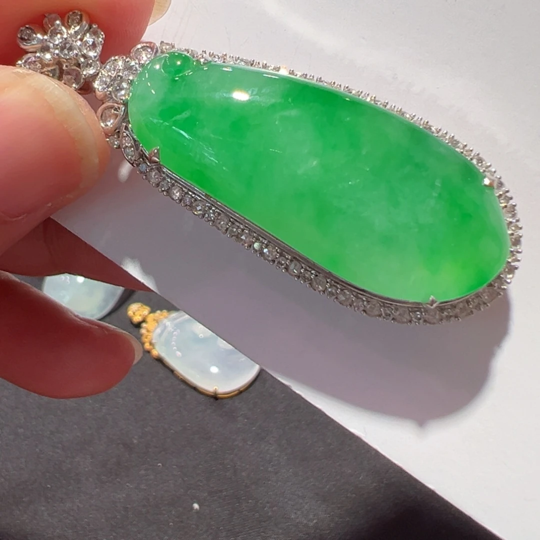 翡翠18K金镶嵌颈饰吊坠