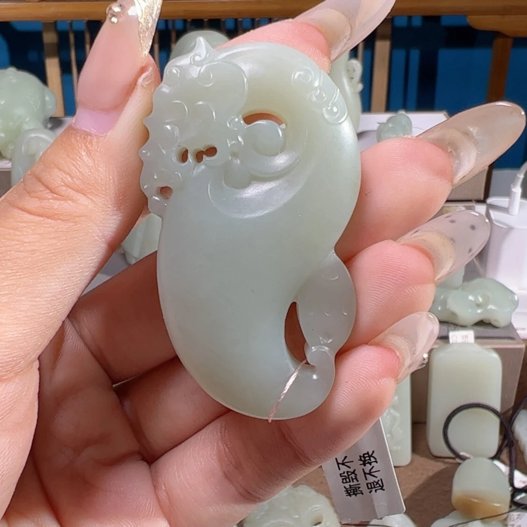 颈饰未镶嵌和田玉（糖玉）