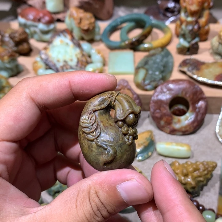 未镶嵌岫岩河磨玉（透闪石质玉）挂件