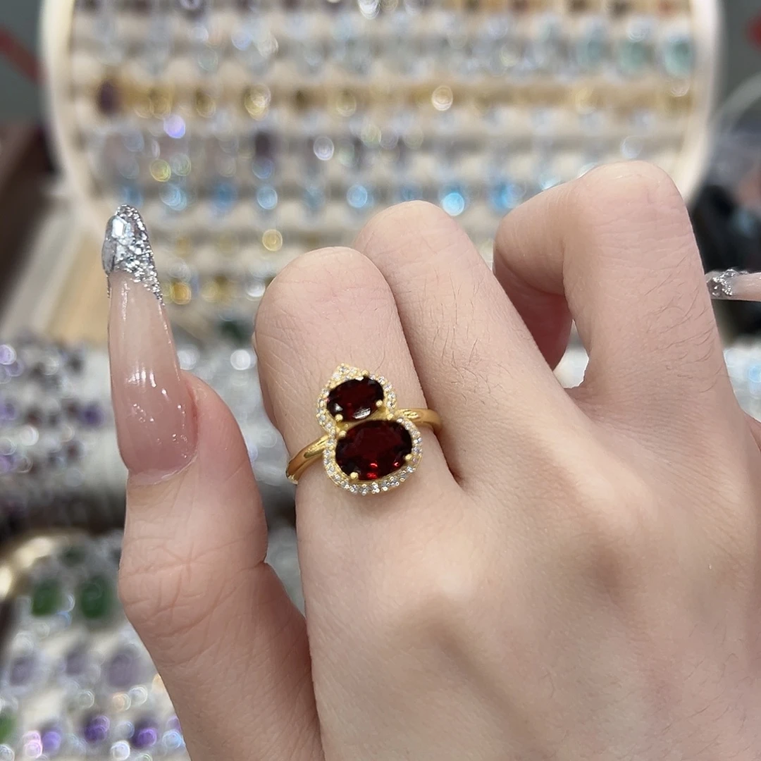 ****。银S925镶嵌石榴石戒指