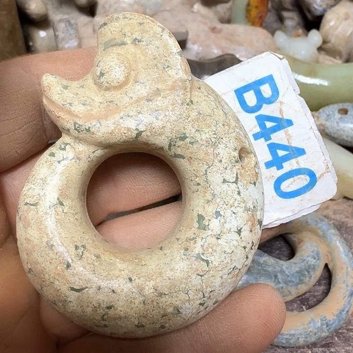 蛇纹石玉颈饰未镶嵌