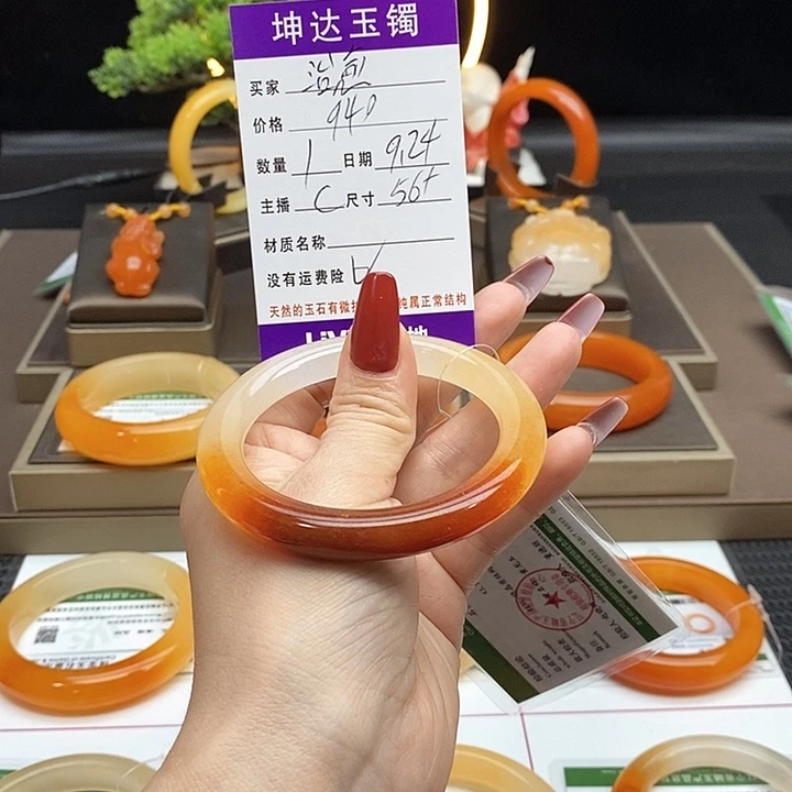 治***感未镶嵌石英质玉（黄龙玉）手镯