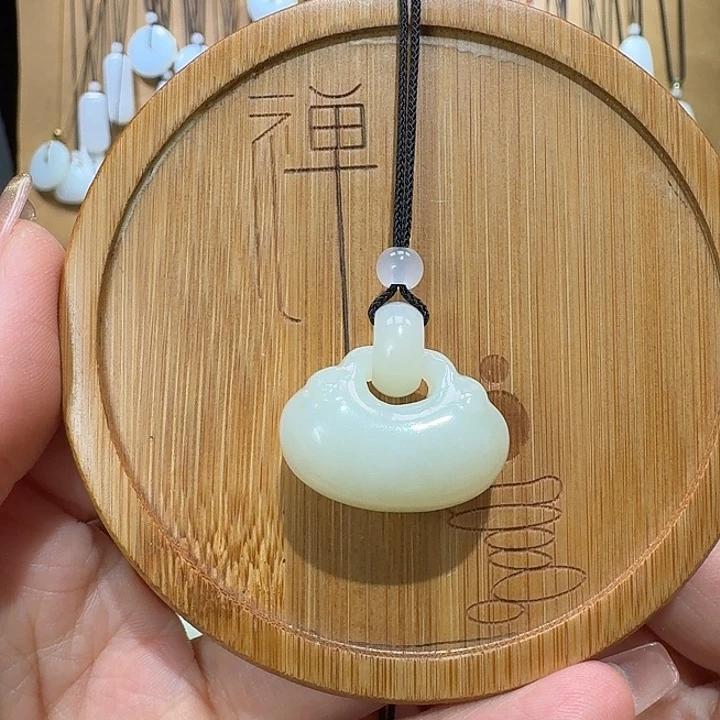 和田玉未镶嵌吊坠(赠链)
