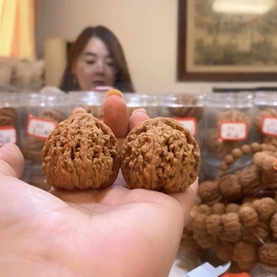文玩核桃吊坠半**色38蚂蚁王