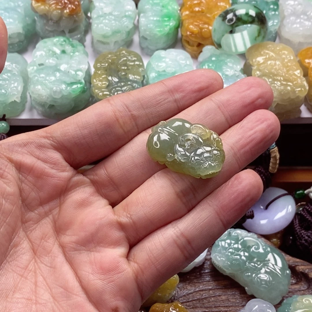 翡翠未镶嵌颈饰貔貅