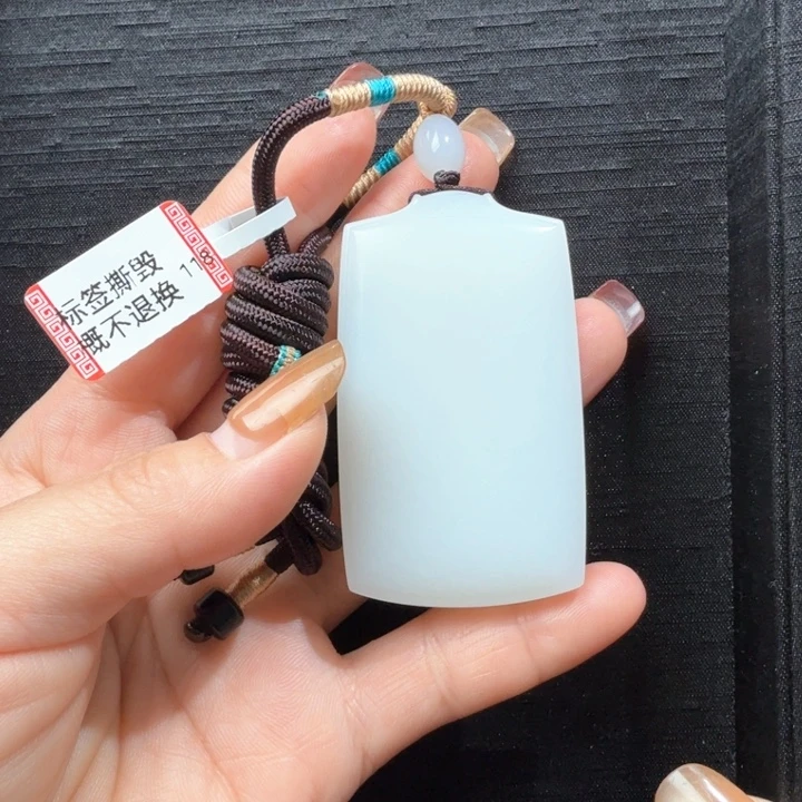 颈饰未镶嵌和田玉陌**。