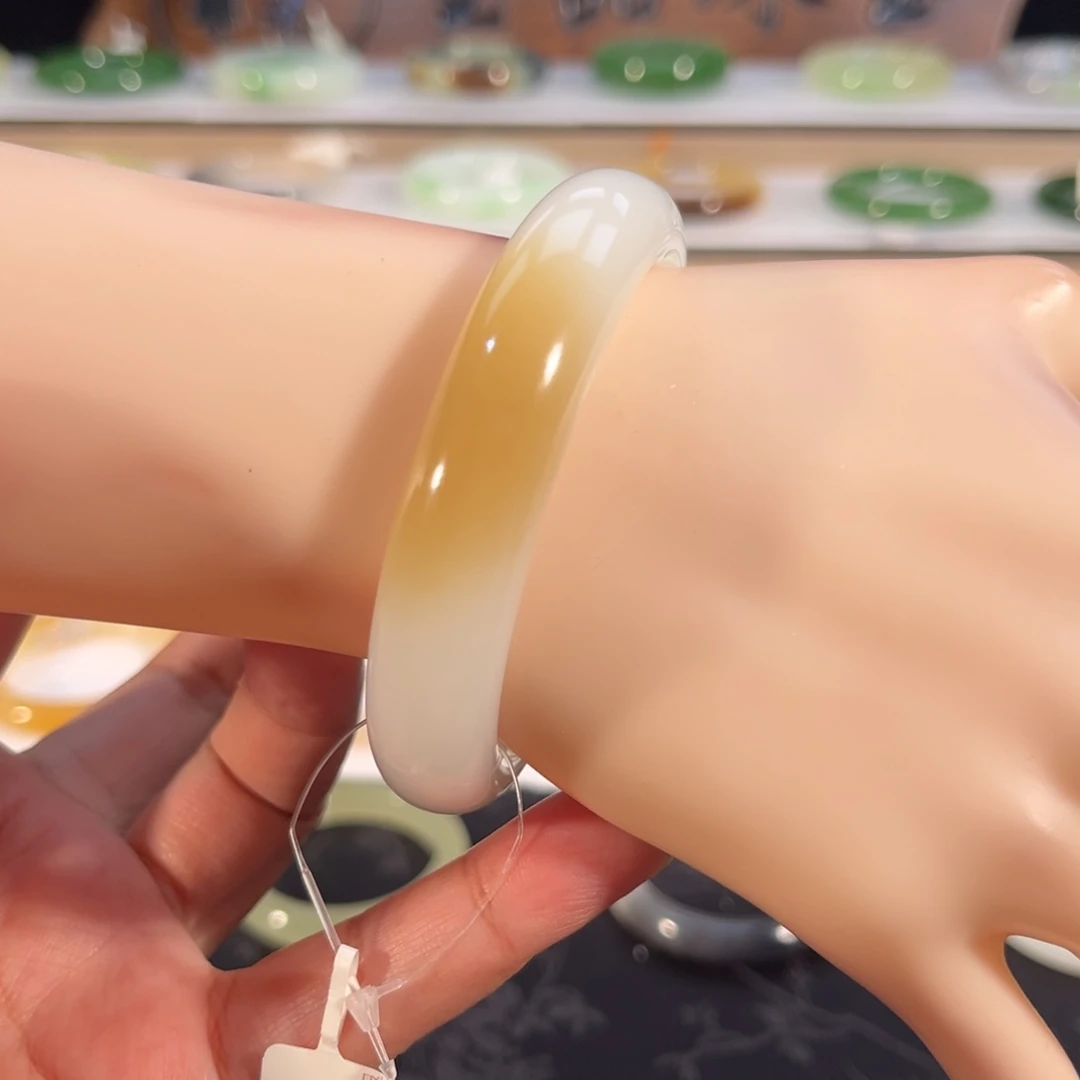 和田玉未镶嵌手镯一口糖 羊脂白带糖 强推