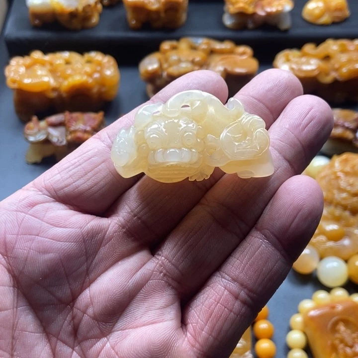 石英质玉（黄龙玉）未镶嵌颈饰