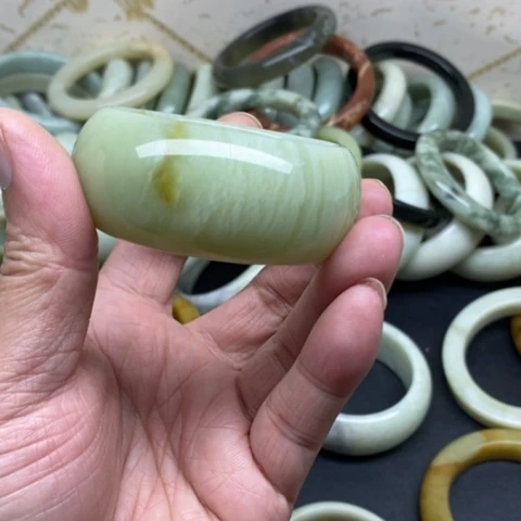 未镶嵌蛇纹石玉手镯奶**贝