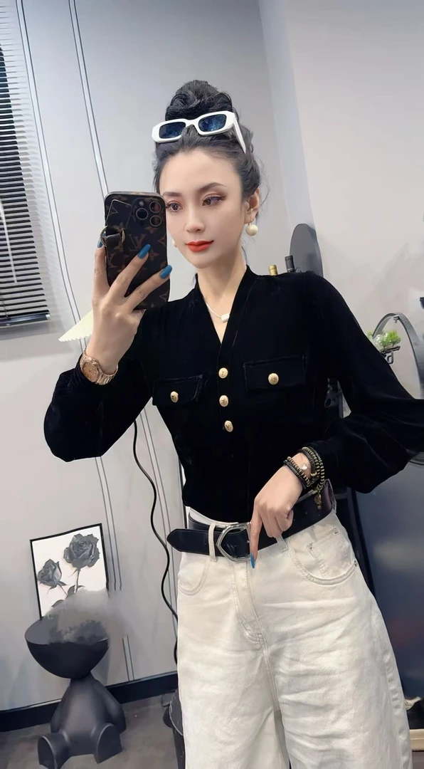 （柒贰柒服饰）25春季新款修身短款黑色领打底衫