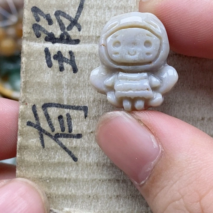 硅化珊瑚（珊瑚玉）未镶嵌颈饰厚**物小