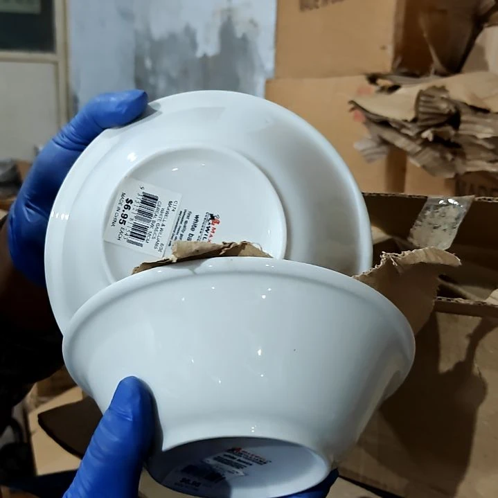 瓷片盘子碗茶壶啥都有