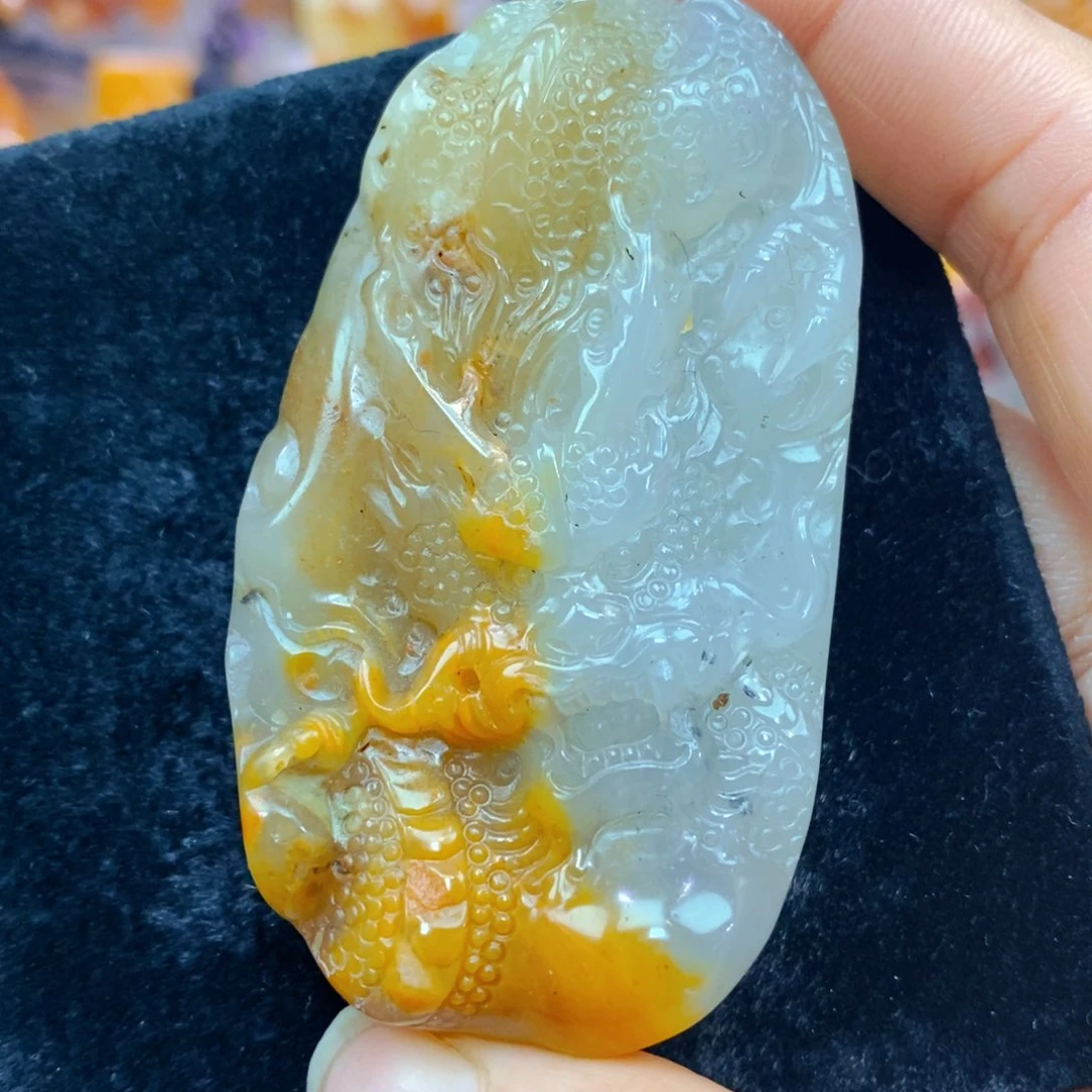 未镶嵌石英质玉（黄龙玉）颈饰