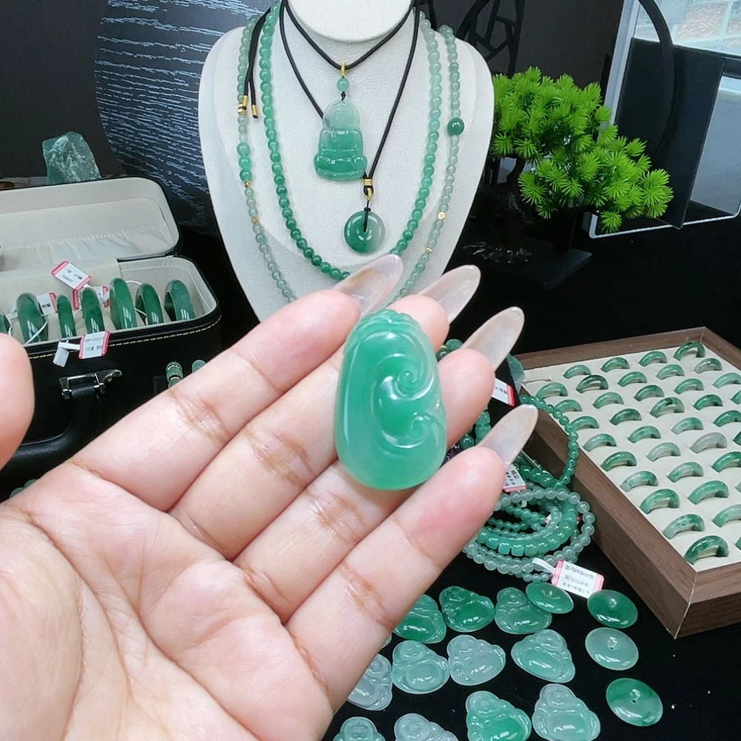 石英质玉未镶嵌颈饰