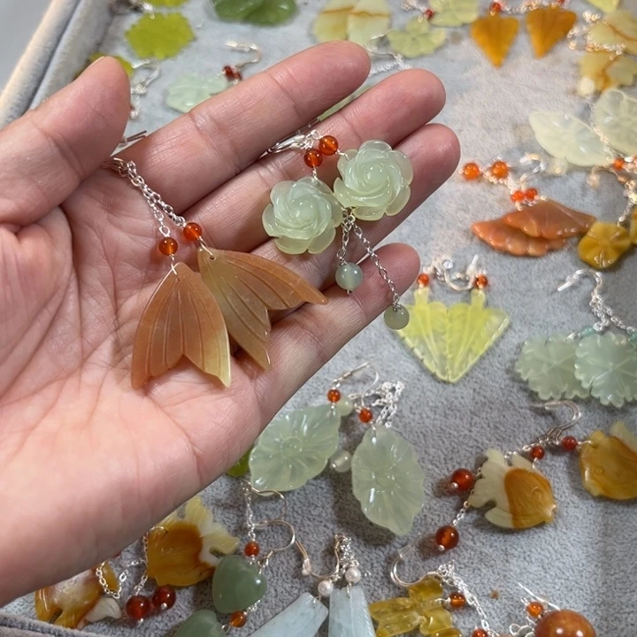 蛇纹石玉耳饰合金