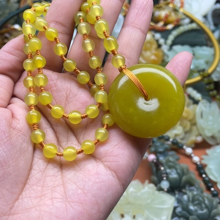 蛇纹石玉吊坠合金