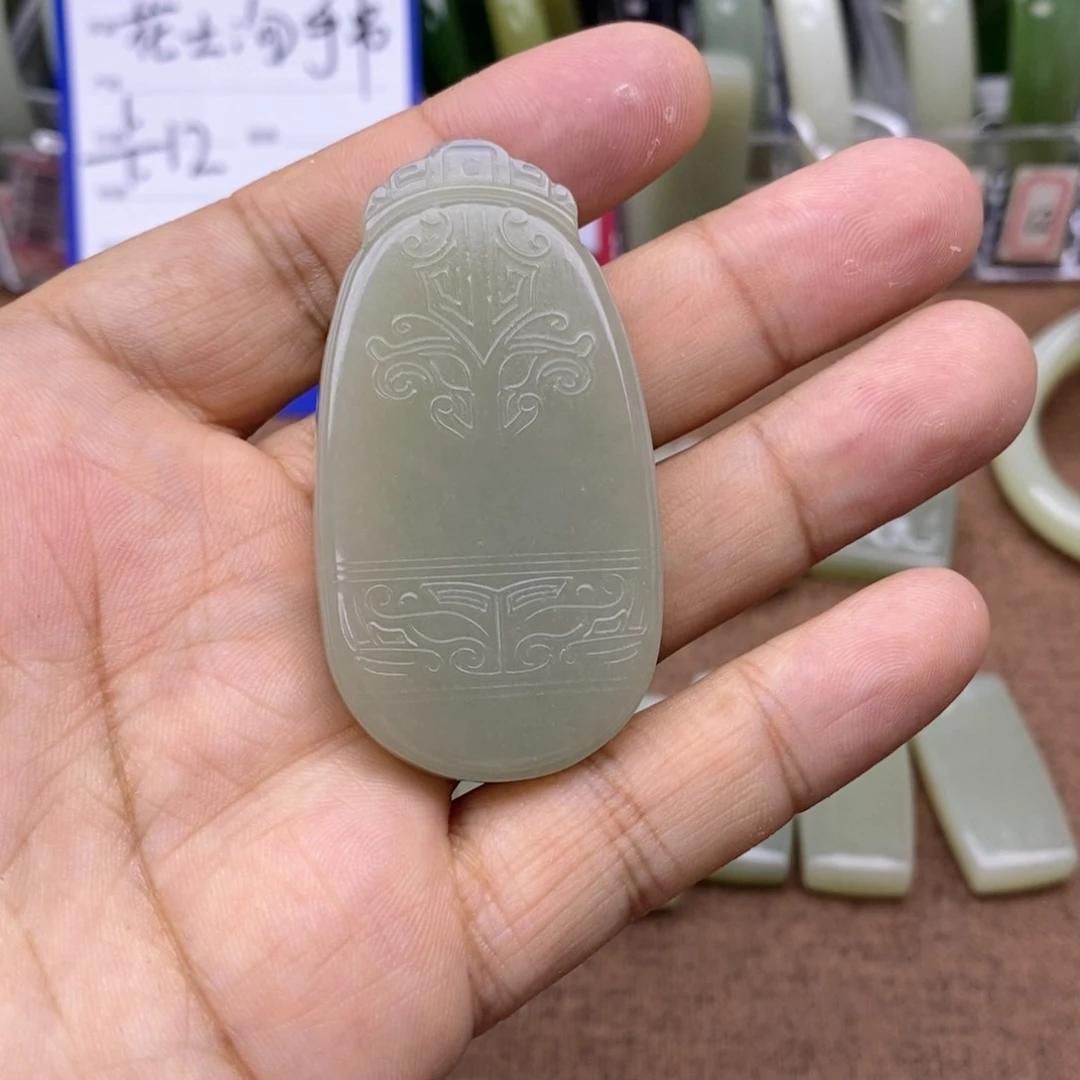 和田玉未镶嵌吊坠(不含链)c***4
