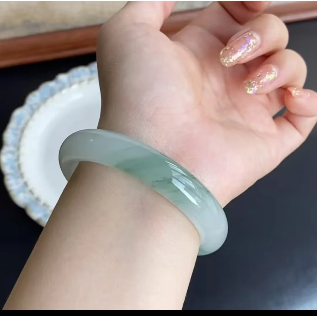 新疆天山翠石英质玉纯天然手镯131