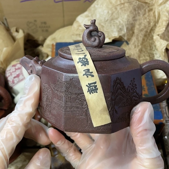 紫砂茶壶原矿泥料，手工制作的一把紫砂壶。
