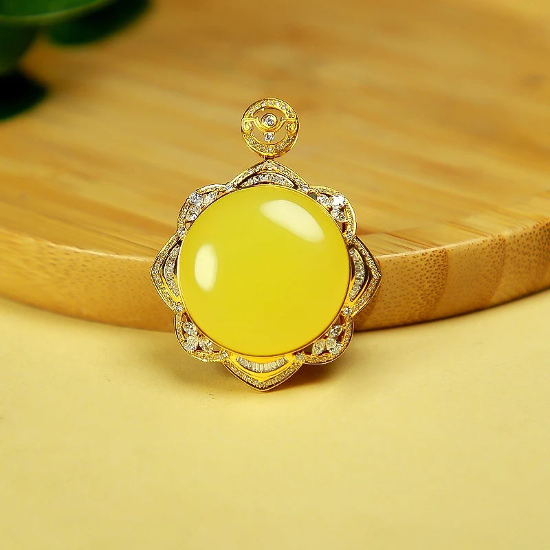 精品高色和田玉黄口鸡油黄圆面吊坠18K金满钻镶嵌