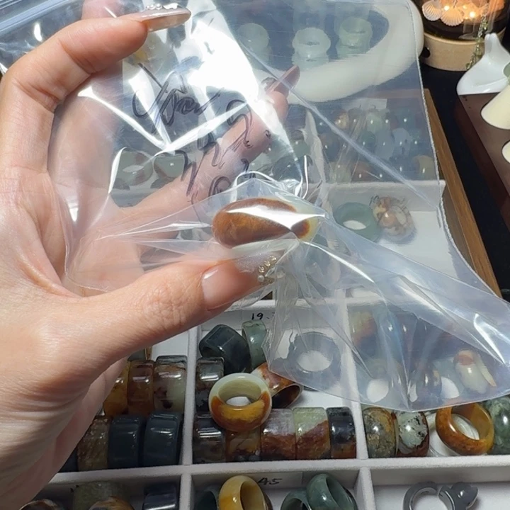 崔***.蛇纹石玉未镶嵌戒指19.3