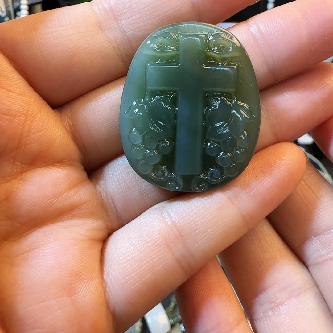 和田玉未镶嵌颈饰清货有瑕疵不退换