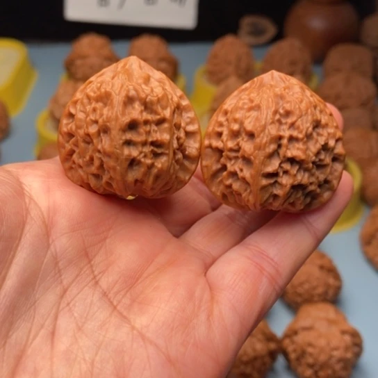 文玩核桃吊坠宫灯红皮35