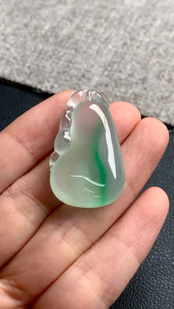 天然A货缅甸翡翠 福瓜 尺寸 : 32.4-20.2-8.7